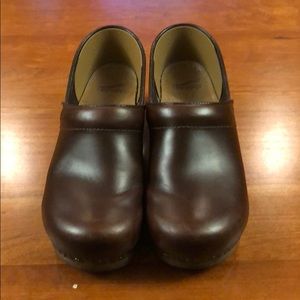 Dansko chocolate brown size 9 / 42 euro
